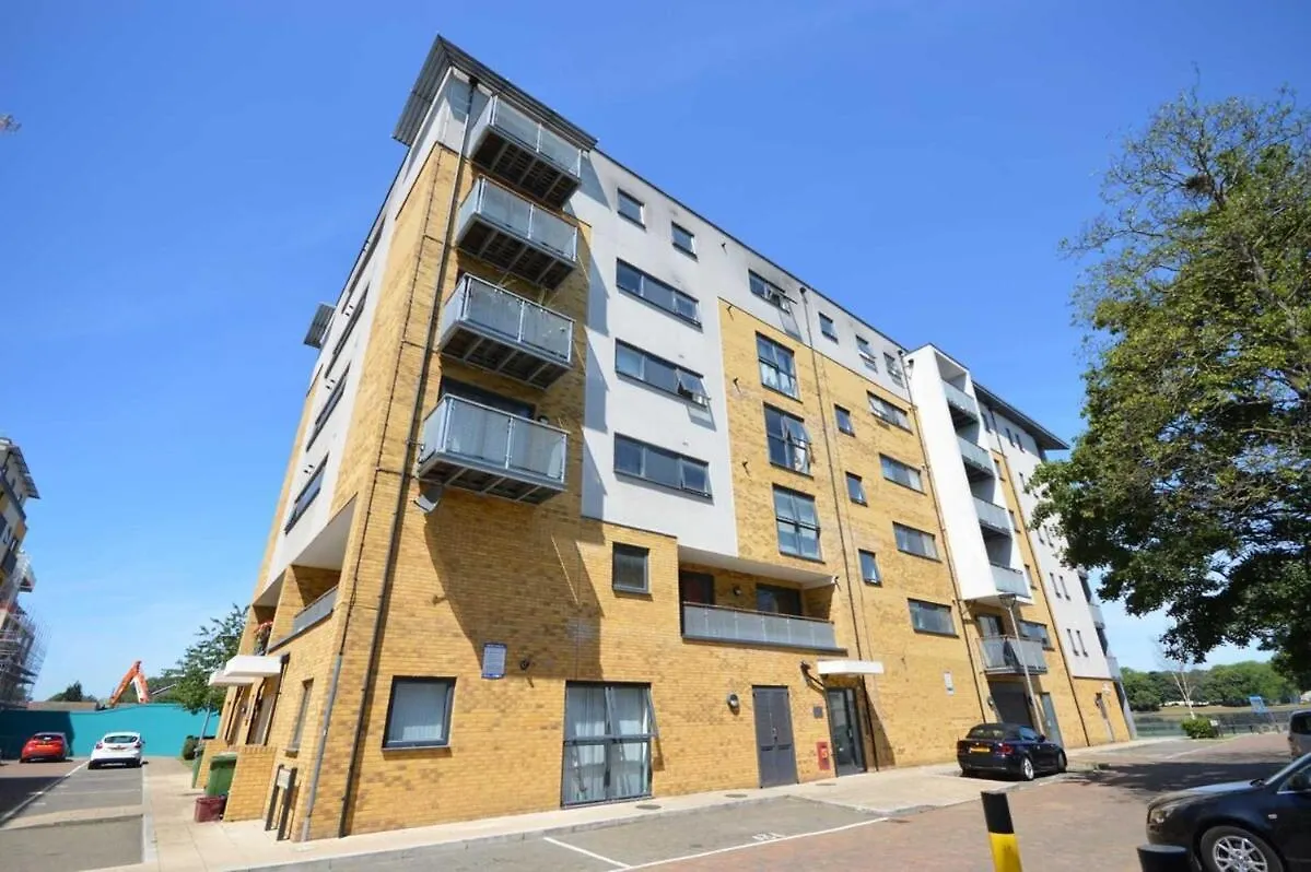 Luxury Flat Apartment - Lakeside View In London Abbey Wood United Kingdom