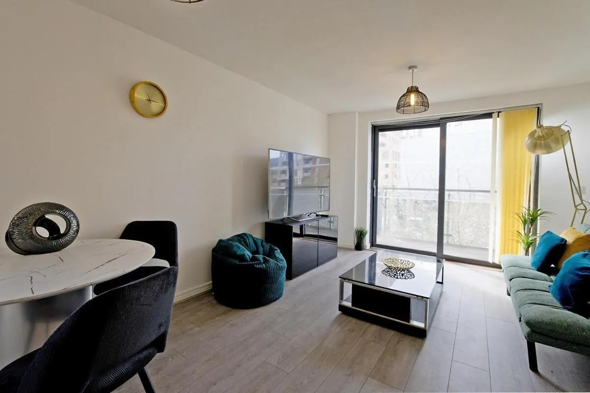 Luxury Flat Apartment - Lakeside View In London Abbey Wood