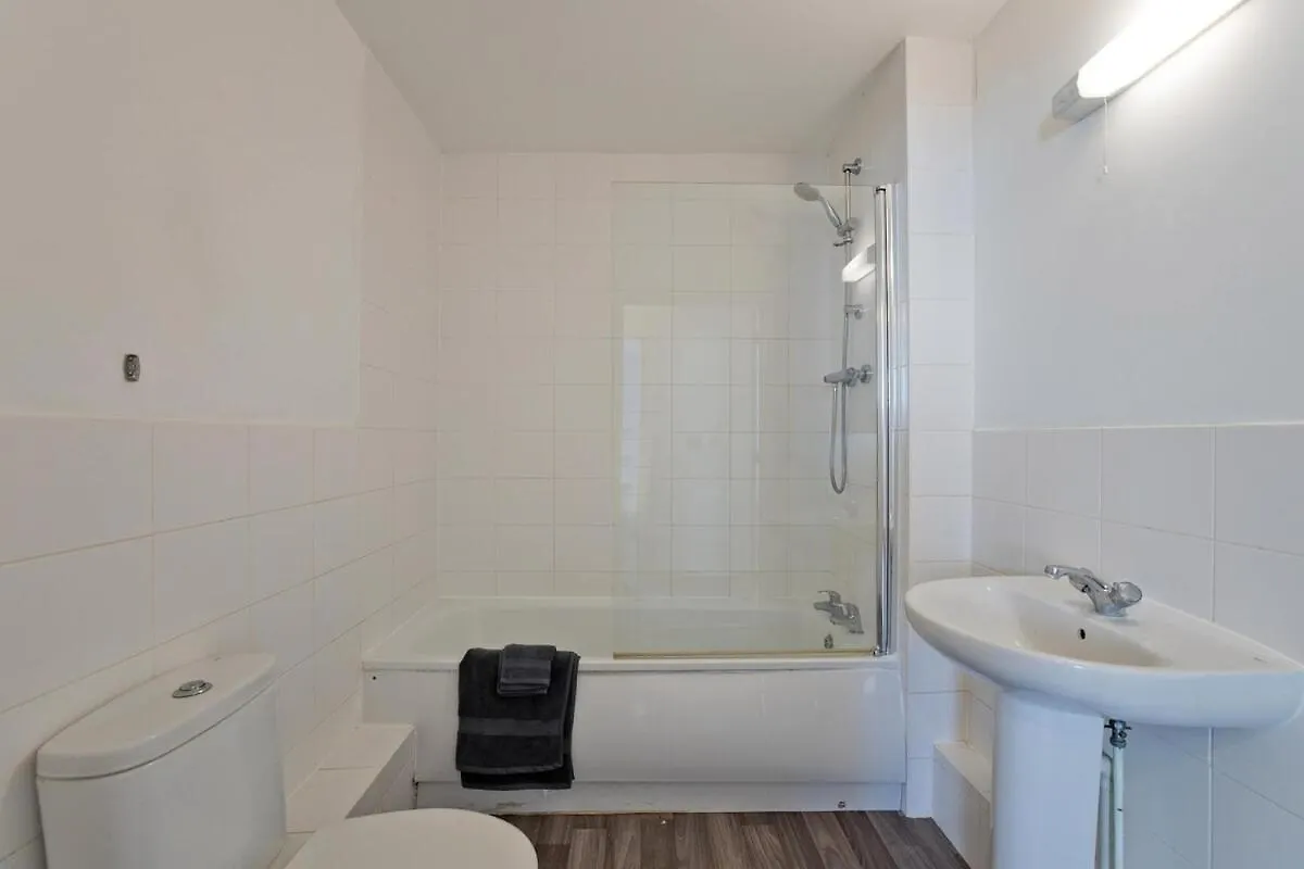 Luxury Flat Apartment - Lakeside View In London Abbey Wood