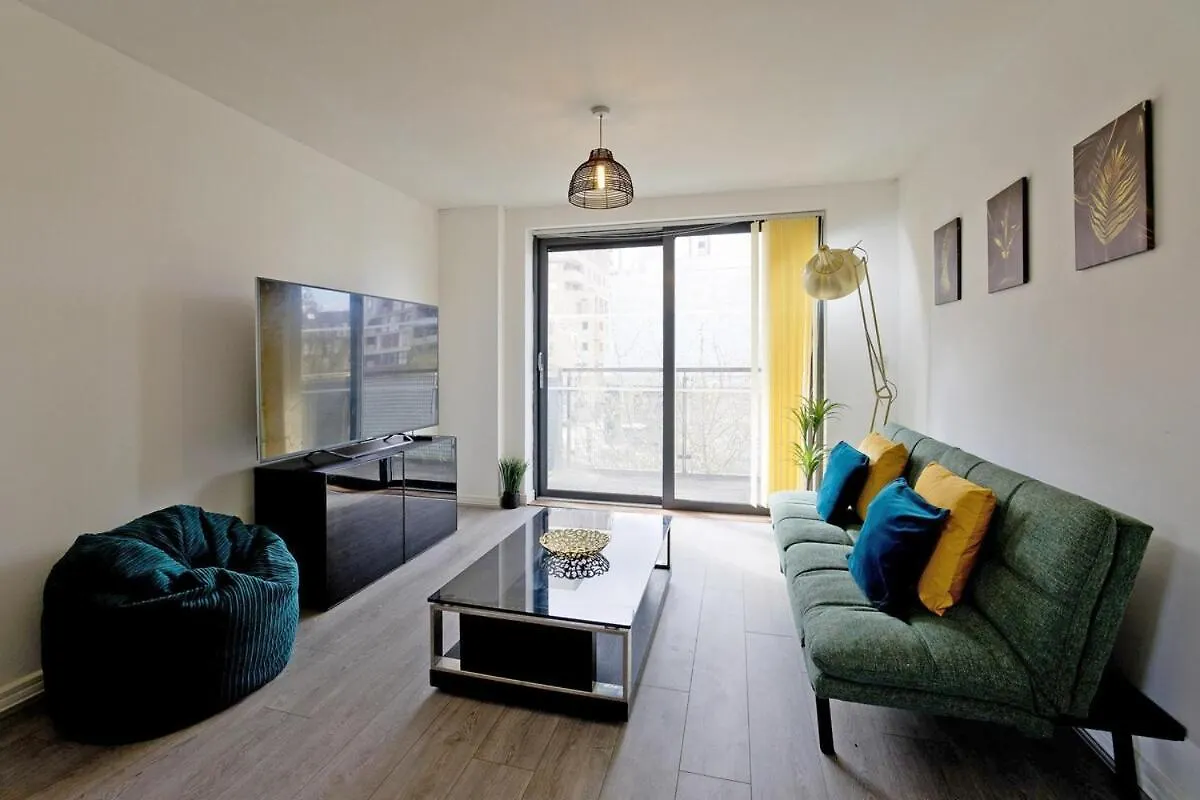 Luxury Flat Apartment - Lakeside View In London Abbey Wood