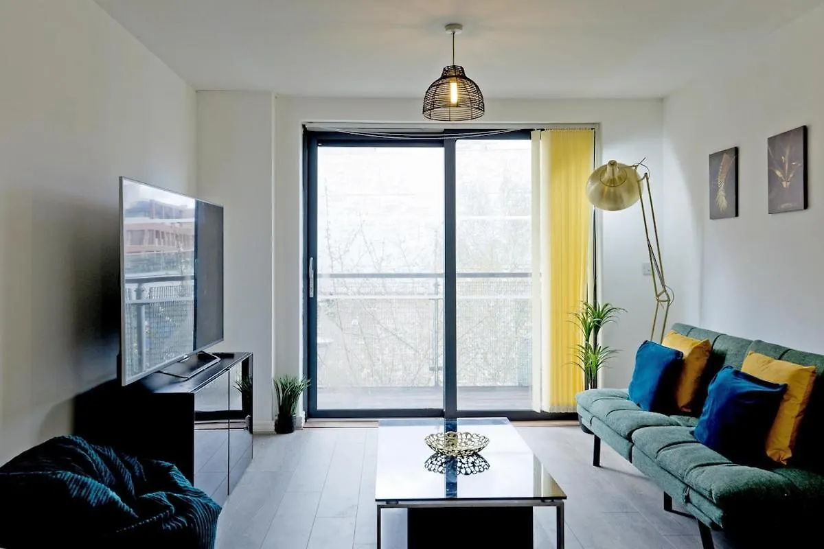 Luxury Flat Apartment - Lakeside View In London Abbey Wood