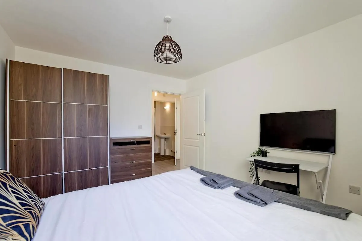 Luxury Flat Apartment - Lakeside View In London Abbey Wood 0*,