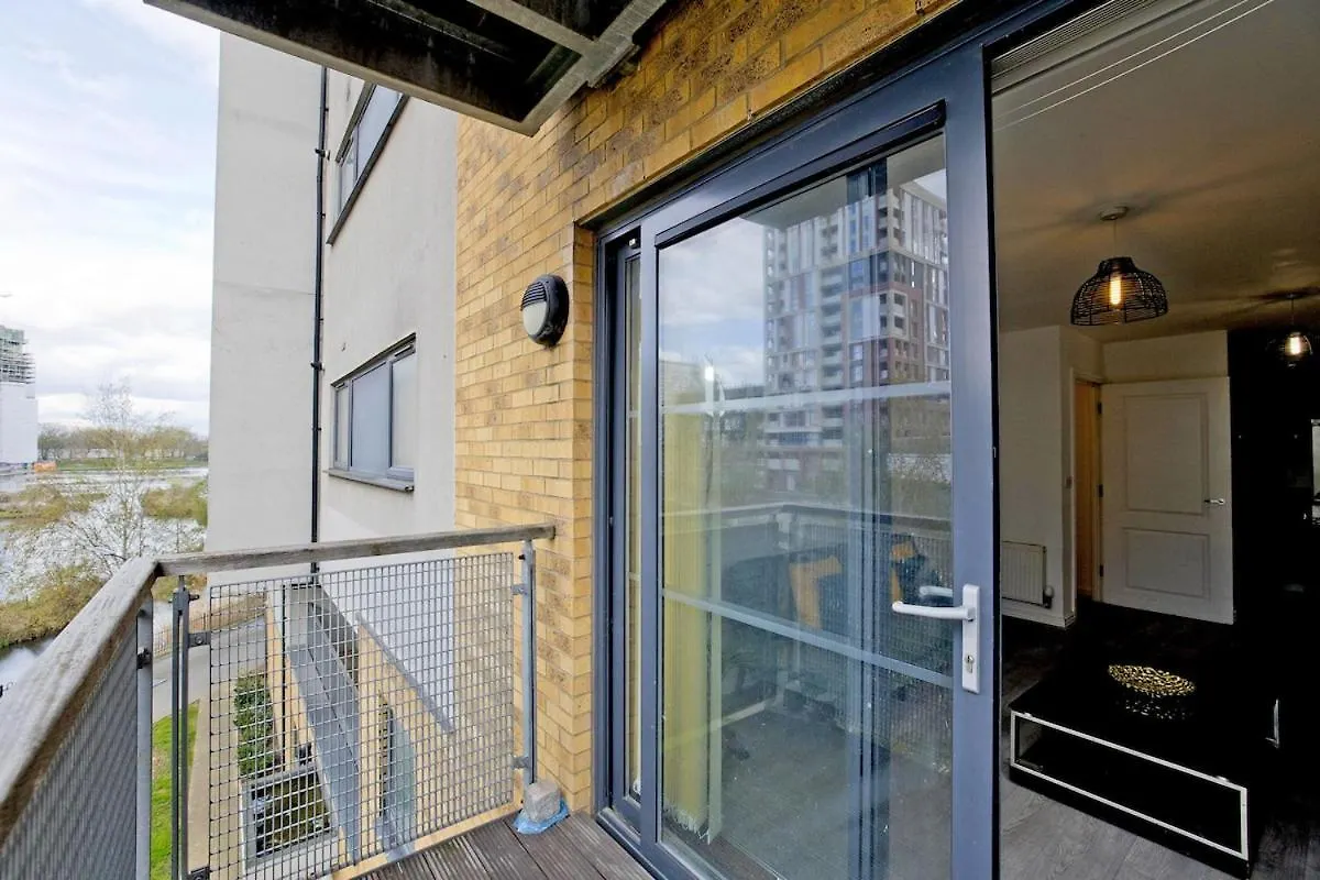 Luxury Flat Apartment - Lakeside View In London Abbey Wood