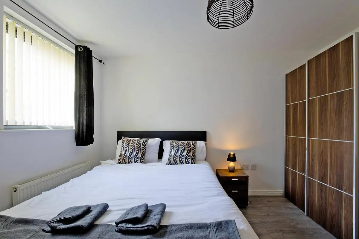 Luxury Flat Apartment - Lakeside View In London Abbey Wood