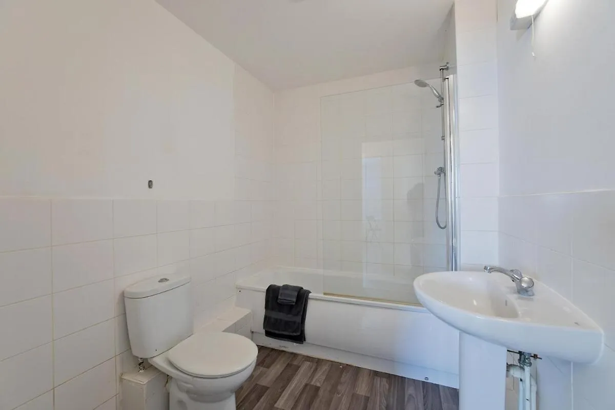 Luxury Flat Apartment - Lakeside View In London Abbey Wood