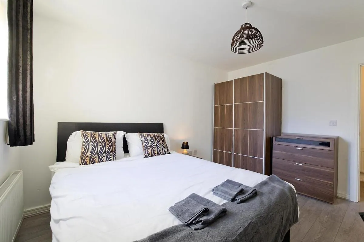 Luxury Flat Apartment - Lakeside View In London Abbey Wood