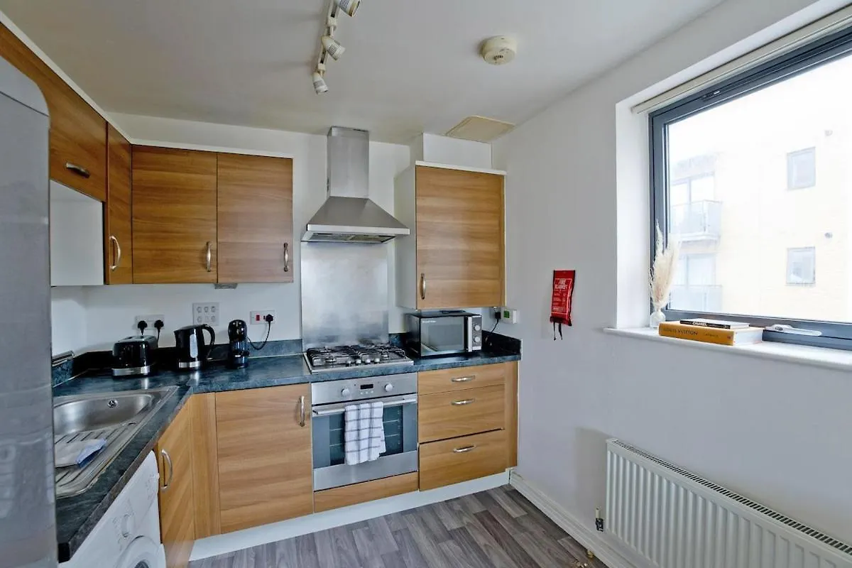 Luxury Flat Apartment - Lakeside View In London Abbey Wood