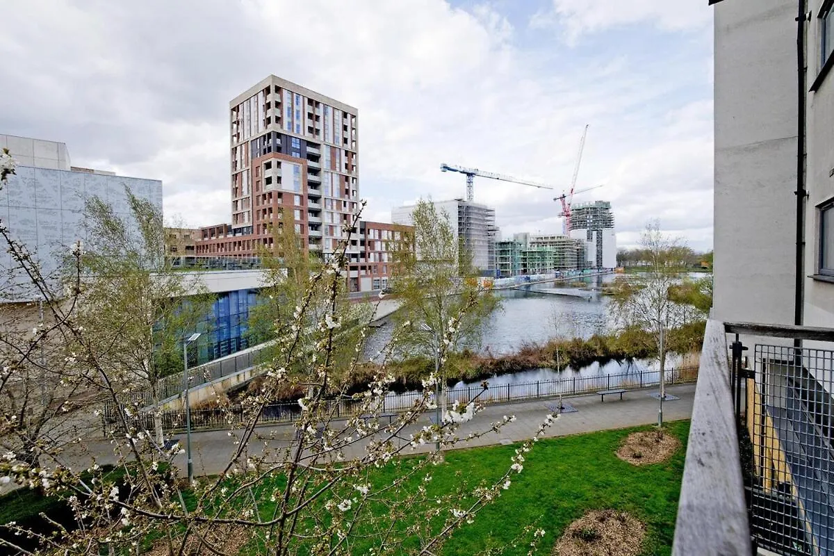 Luxury Flat Apartment - Lakeside View In London Abbey Wood