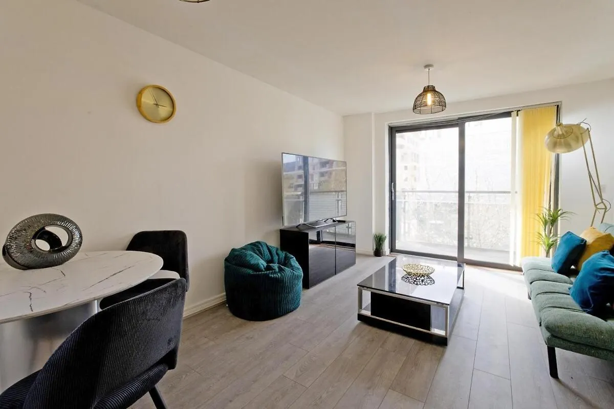 Luxury Flat Apartment - Lakeside View In London Abbey Wood